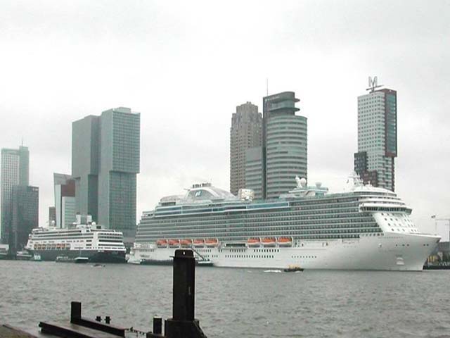 ruiseschip ms Royal Princess van Princess Cruises aan de Cruise Terminal Rotterdam